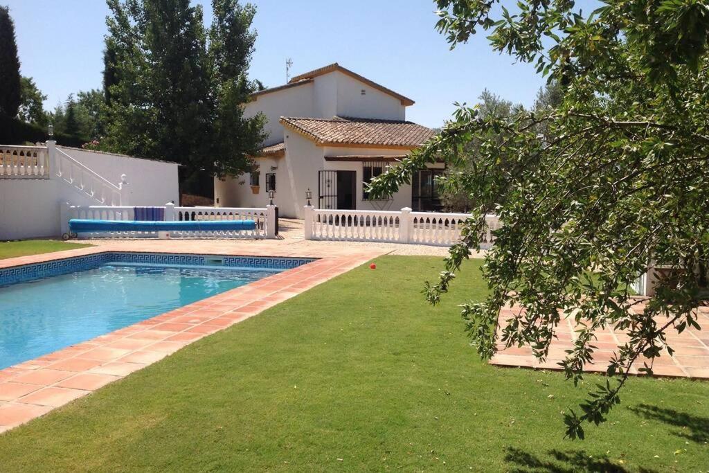 فيلا Finca Los Abetos Villanueva del Rosario المظهر الخارجي الصورة